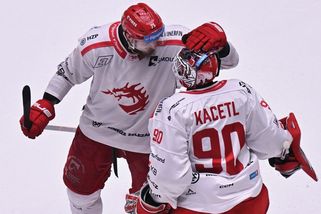 Zásadní zvrat u třetího gólu Třince. ČT ukázala neprůkazný záběr, extraliga zveřejní ten z kamery na modré - Sport.cz
